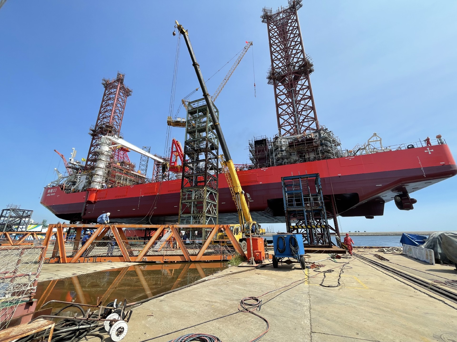 海上風電安裝平臺“精銦03”號順利出塢吉水